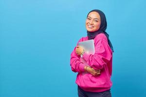 foto di donne asiatiche che tengono il laptop indossano un maglione rosa