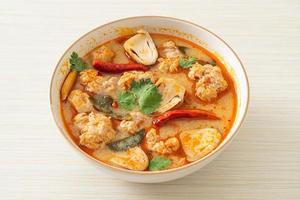 zuppa di maiale bollita piccante con funghi - tom yum - stile asiatico asian foto