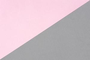 carta rosa e foglio di gommapiuma grigia con sfondo a trama diagonale