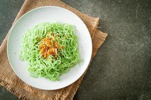 Tagliatella di giada verde con aglio sul piatto foto