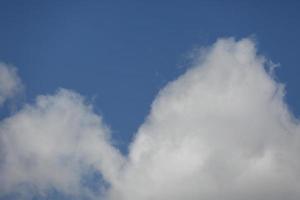 cielo azzurro e nuvole, nuvole bianche che fluttuano nel cielo foto