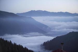 tra la nebbia vista montagna, tramonto, rize, tacchino foto