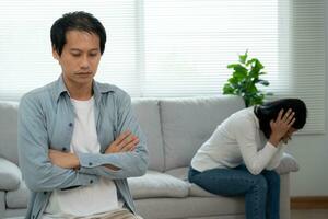 divorzio. asiatico coppie siamo disperato e deluso dopo matrimonio. marito e moglie siamo triste, irritato e frustrato dopo litigi. diffidenza, amore i problemi, tradimenti. famiglia problema, adolescenziale amore foto