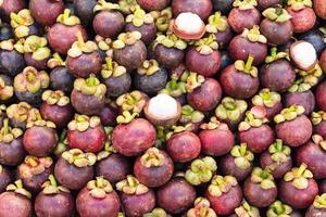 frutta fresca di mangostano nel mercato foto