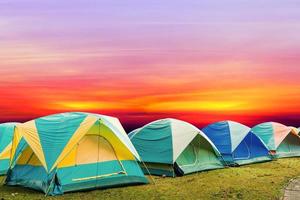 tenda turistica con bellissimo sfondo al tramonto foto