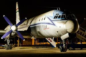 malev ungherese le compagnie aeree passeggeri aereo a aeroporto. programma volo viaggio. aviazione e aereo. aria trasporto. globale internazionale trasporto. volare e volare. foto