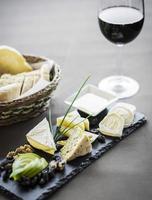 formaggio pane e vino tapas snack piatto impostato sul tavolo del ristorante foto