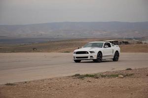 auto in pista e sulle strade del deserto foto