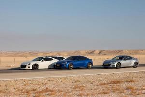 auto in pista e sulle strade del deserto foto