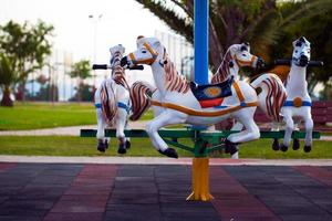 parco giochi per bambini all'aperto per divertirsi foto