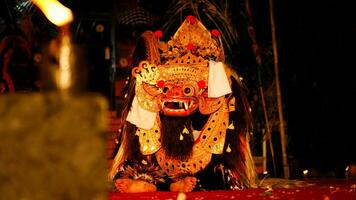 barong danza messo in scena per celebrare quello di Saraswati festa giorno, notte giorno. balinese danza e ballerino, spaventoso foto