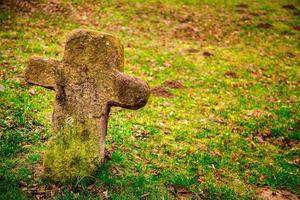 cristianesimo religione simbolo croce di pietra nel cimitero foto