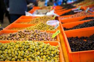 vendita di olive vegetali biologiche sane nel bazar foto