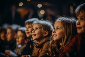 largo con gli occhi bambini nel il pubblico affascinato di il Magia di vivere Teatro dispiegarsi prima loro foto