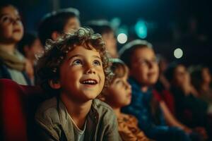 poco ragazzo sembra con interesse per il scena nel Teatro foto