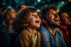 poco ragazzo sembra con interesse per il scena nel Teatro foto