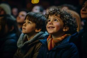 un' largo con gli occhi poco ragazzo sguardi con Meraviglia a il palcoscenico durante il suo primo Teatro visitare foto