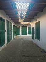 verde di legno porte di il vecchio I negozi nel tetouan medina artigiano trimestre nel settentrionale Marocco foto