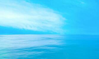 3d interpretazione mare su blu cielo. oceano superficie panorama. paesaggio superficie paesaggio marino su scena estate stagione.viaggio carta da parati.natura onda acqua orizzontale. all'aperto nel mare. foto