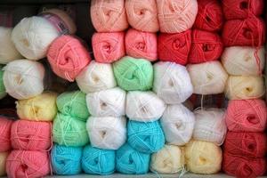 rotoli di tessuto industriale in materiale tessile colorato in cotone foto