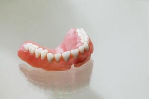 placca dentale in porcellana di zirconio nel negozio del dentista foto