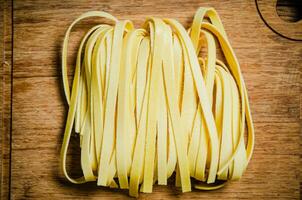 fatti in casa pasta tagliatelle. su di legno tavolo. foto