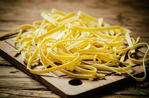 fatti in casa pasta tagliatelle. su di legno tavolo. foto