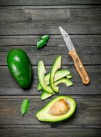 avocado e piccolo fette di avocado con un' coltello. foto