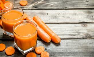 carota succo nel un' bicchiere. foto