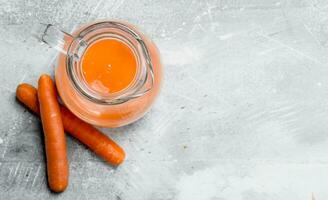 carota succo nel il brocca. foto