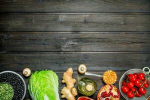 biologico cibo. salutare assortimento di verdure e frutta con legumi. foto