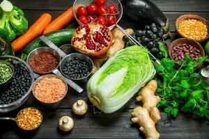 biologico cibo. varietà di salutare frutta e verdure con legumi . foto