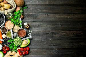 biologico cibo. salutare assortimento di verdure e frutta con legumi. foto