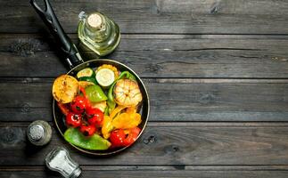 un' varietà di grigliato verdure con un' frittura padella. foto