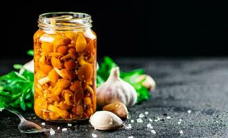 marinato funghi con un' bicchiere vaso con prezzemolo e aglio. foto