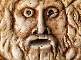 faccia di marmo antico storico spaventoso foto