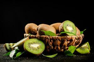 fresco Kiwi con le foglie nel un' cestino. foto