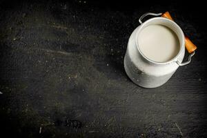 fresco latte nel un' può su il tavolo. foto