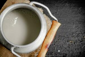 fresco latte nel un' può su il tavolo. foto