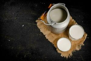 fresco latte nel un' può su il tavolo. foto