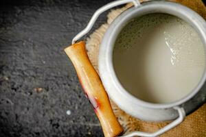 fresco latte nel un' può su il tavolo. foto