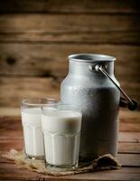 un' bicchiere di fatti in casa villaggio latte. foto