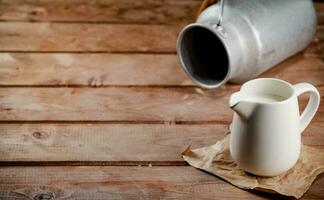 un' brocca di fresco latte su il tavolo. foto