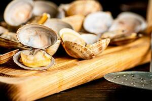 vongole su un' di legno taglio tavola. foto