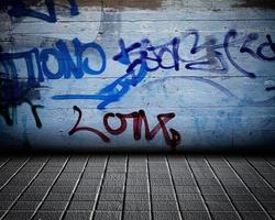 scena interna della stanza del muro di graffiti astratti foto