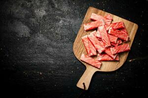 Granchio carne su un' di legno taglio tavola. foto