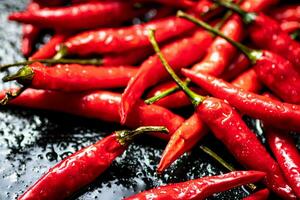 baccelli di caldo chili peperoni su il tavolo. foto