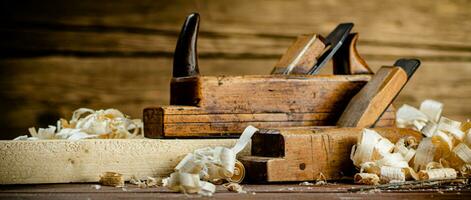 Lavorando attrezzo. pialla con di legno trucioli. foto