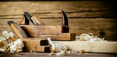 Lavorando attrezzo. pialla con di legno trucioli. foto