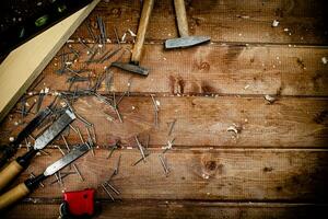 Lavorando attrezzo. scalpello, martello e chiodo. foto